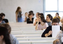 Estudiantes preparados para realizar Selectividad.