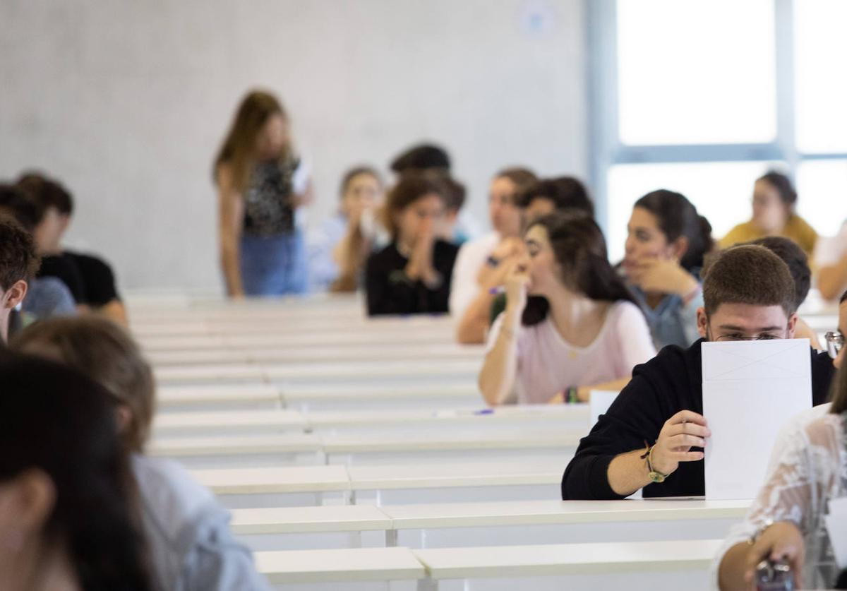 Estudiantes preparados para realizar Selectividad.