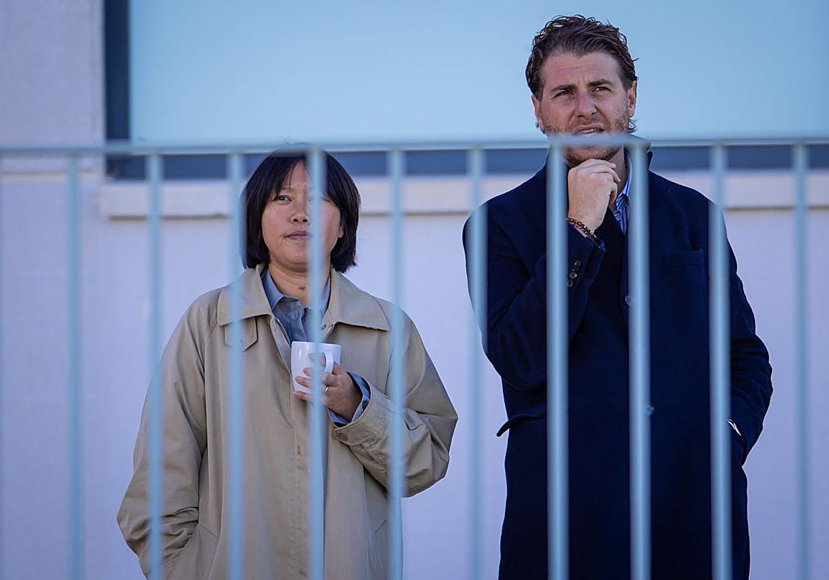 Sophia Yang y Matteo Tognozzi observan un entrenamiento.