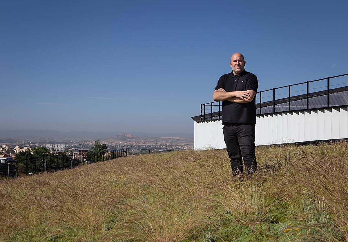 Tomás García, en el tejado ajardinado que ha diseñado en las cocheras del metro.