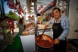 Antonio Ramírez, en su puesto de turrones del Corpus granadino.