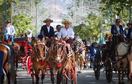 Momento del desfile ecuestre por el recinto ferial.