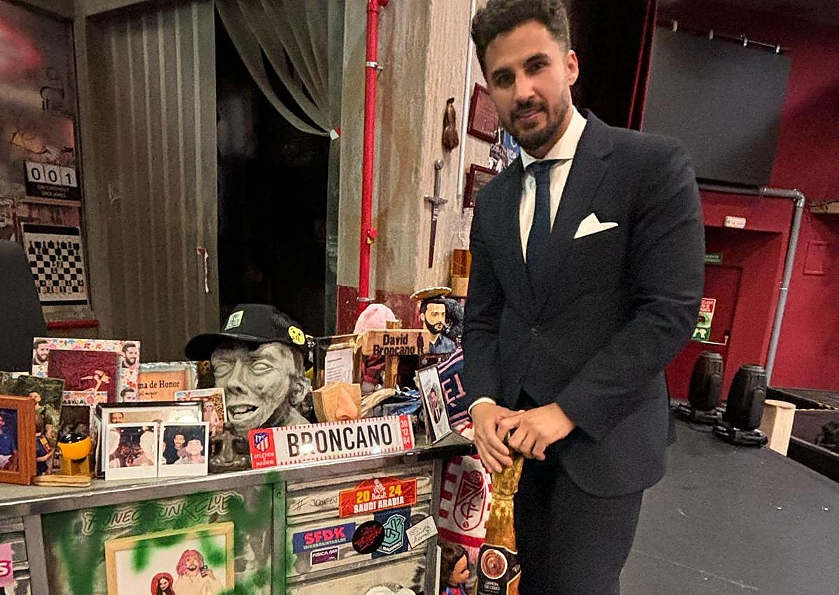 Imagen secundaria 1 - El cortador de jamón de Granada que triunfa con Broncano y en MotoGP