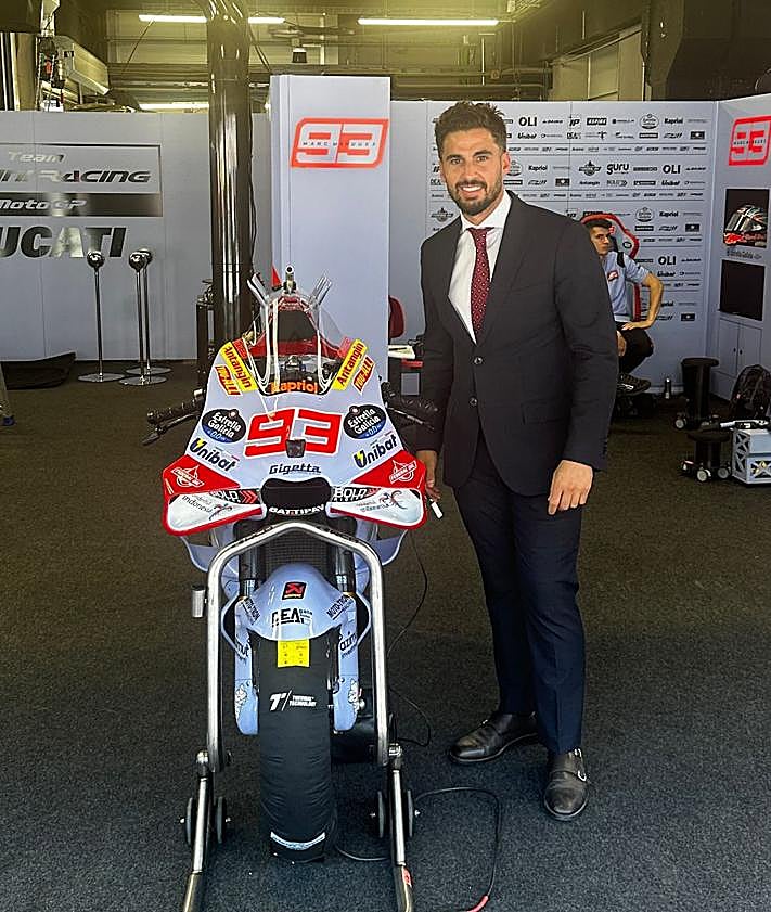 Imagen secundaria 2 - El cortador de jamón de Granada que triunfa con Broncano y en MotoGP