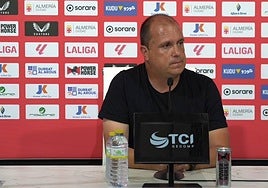 Alberto Lasarte en la rueda de prensa previa al partido frente al Real Jaén.