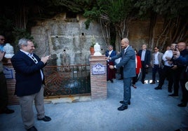 El director de la Fábrica de Municiones de Granada, Antonio Caro Chena, junto a Michal Strnad, propietario y CEO de Czechoslovak Group (CSG) en la inauguración de la fuente conmemorativa en la fábrica.