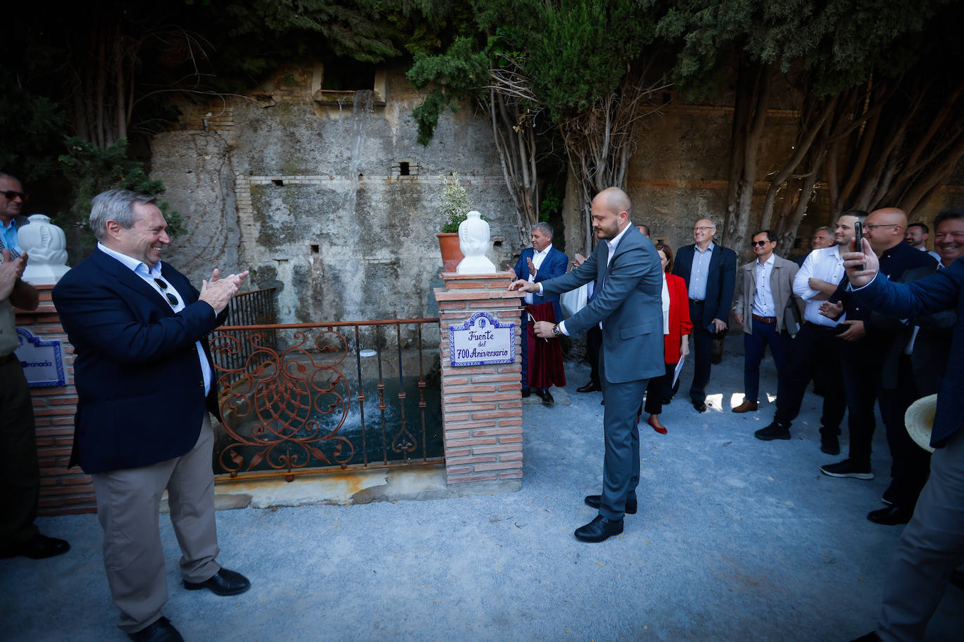 El director de la Fábrica de Municiones de Granada, Antonio Caro Chena, junto a Michal Strnad, propietario y CEO de Czechoslovak Group (CSG) en la inauguración de la fuente conmemorativa en la fábrica.