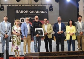 El presidente de la institución provincial, Francis Rodríguez, entrega uno de los reconocimientos en presencia de sus diputados