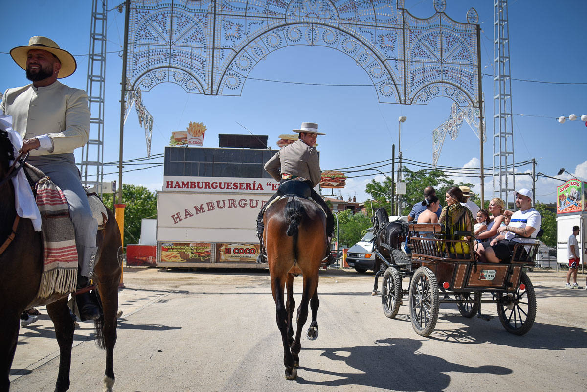 Imagen secundaria 2 - Los caballos abandonaban el ferial y el personal de hostelería y limpieza arrancaba su último turno en la feria.