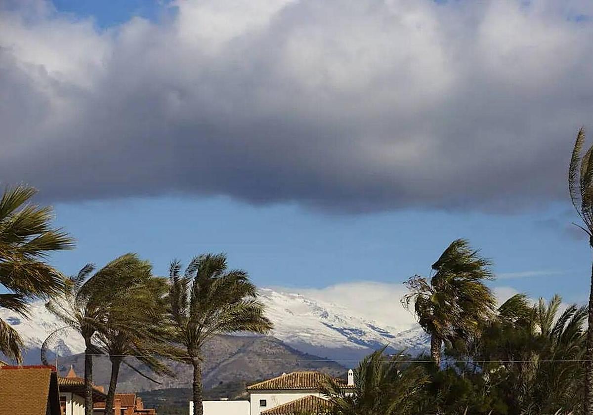 Cambio de tiempo en Andalucía: descenso térmico y fuertes rachas de viento.