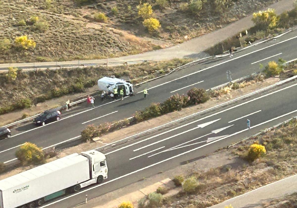 Instantes posteriores al accidente de la furgoneta en Huéneja.