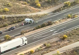 Instantes posteriores al accidente de la furgoneta en Huéneja.