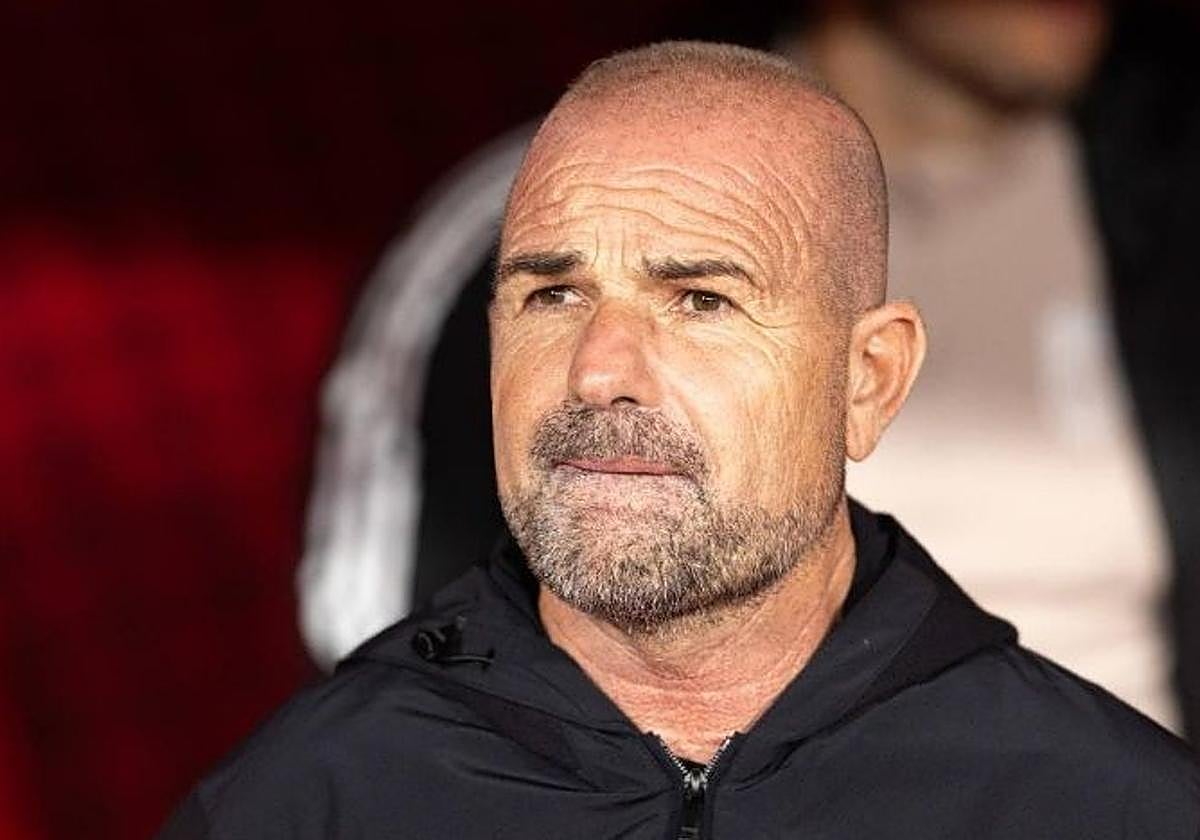 Paco López, durante un partido en Los Cármenes como entrenador del Granada.