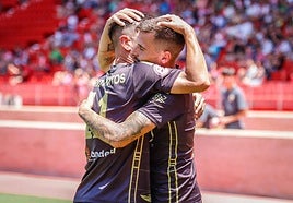 Abrazo entre los jugadores del Real Jaén Adri Paz y Mario Martos tras uno de los tantos.