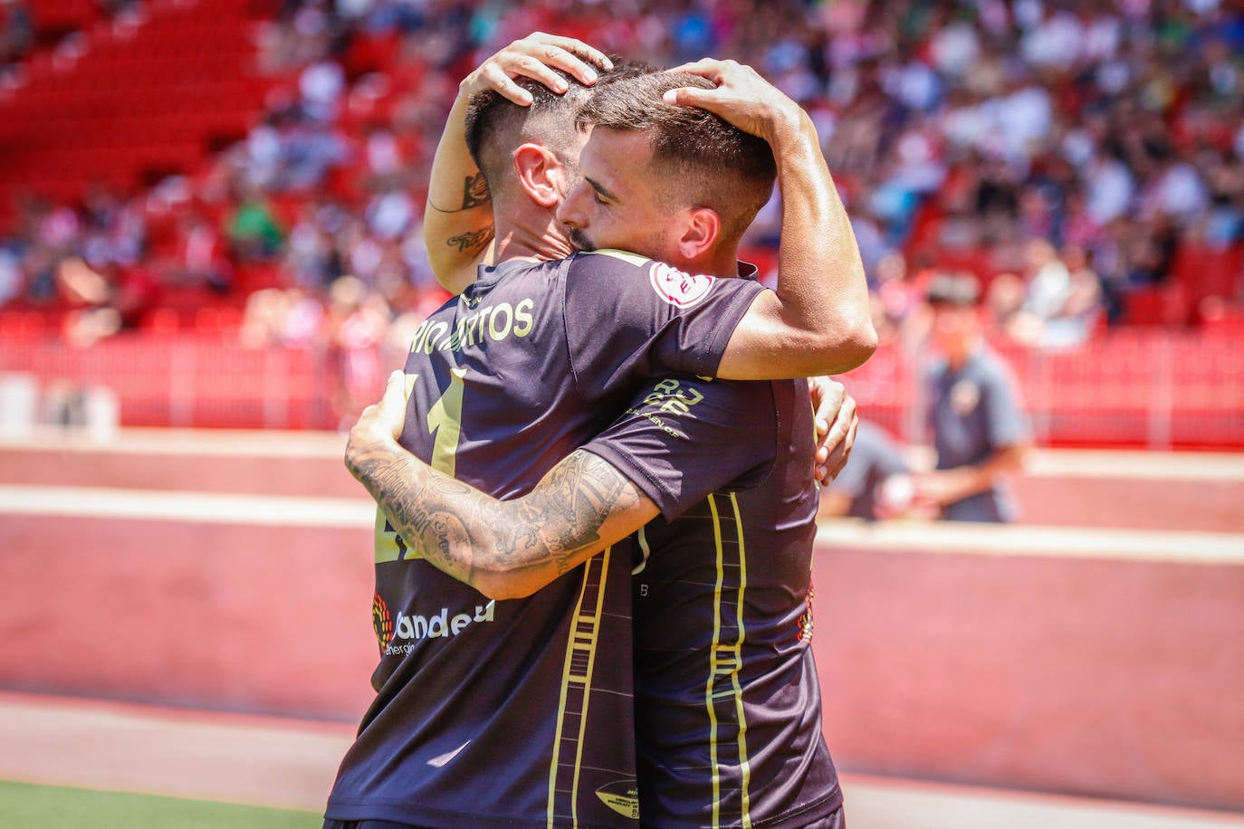 Abrazo entre los jugadores del Real Jaén Adri Paz y Mario Martos tras uno de los tantos.