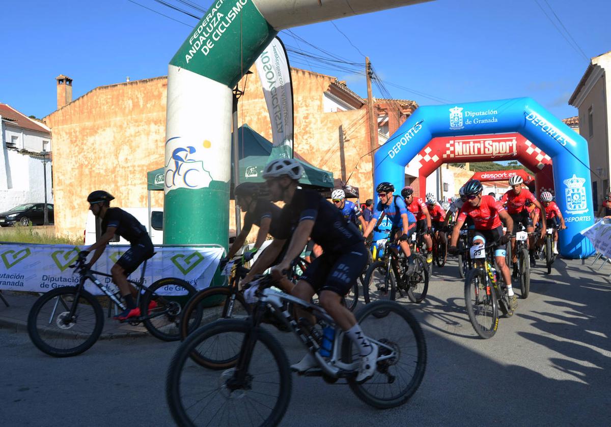 Instante de la carrera BTT Los Ríos-Fornes.