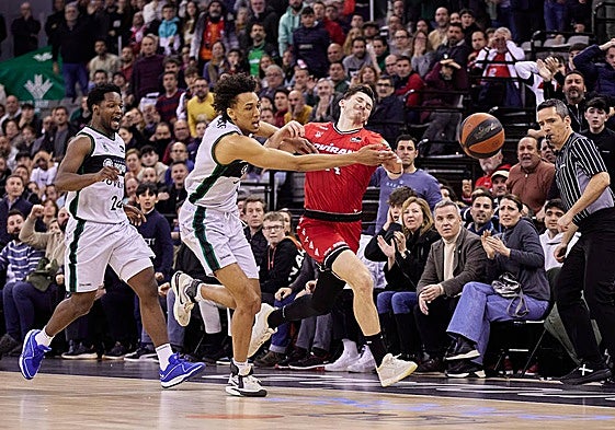 David Kramer pelea por un balón ante el jugador del Joventut Yannick Kraag.