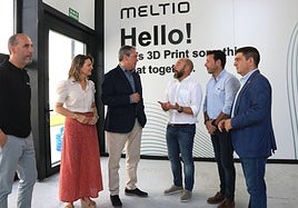 Espadas escucha al responsable de Meltio, en presencia de dirigentes socialistas de la provincia.