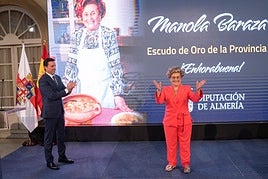 Manola Baraza recibe su reconocimiento.