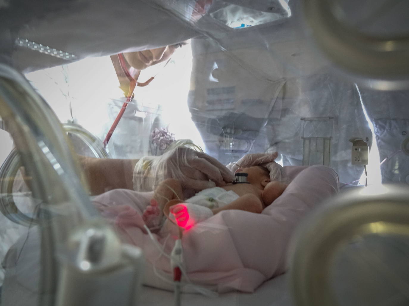 Una pediatra atiende a un bebé en la incubadora.