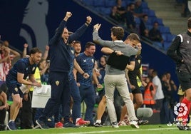 Rubi celebrando junto a su cuerpo técnico la permanencia del Almería en Cornellá, minutos antes de anunciar su marcha.