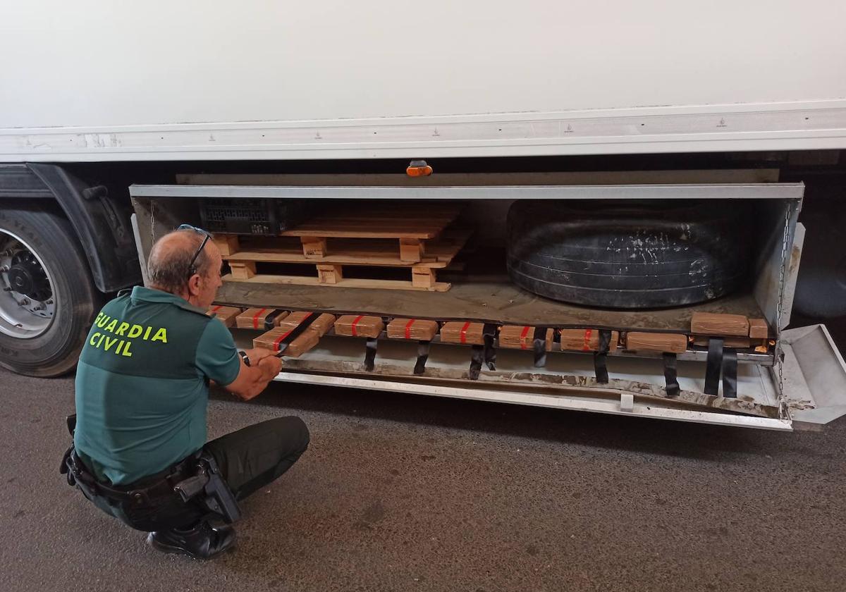 Descubren 280 kilos de hachís en un doble fondo de un semirremolque en el Puerto de Motril