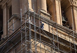Operario trabajando ya en el montaje del andamio en el último cuerpo de la torre de la Catedral.