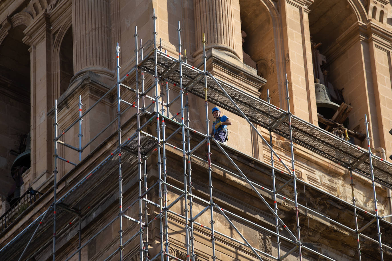 Operario trabajando ya en el montaje del andamio en el último cuerpo de la torre de la Catedral.