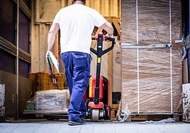 El paro cae más en el sector servicios.