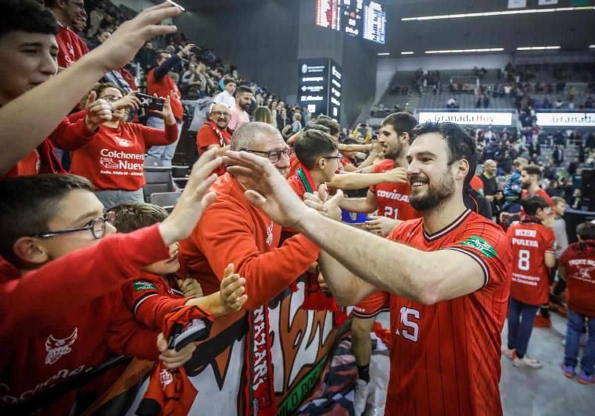 Lluís Costa celebra una victoria del Covirán en el Palacio con los aficionados.