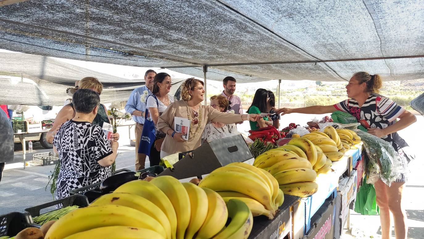 Visita de los representantes del PP al mercadillo de Gádor.