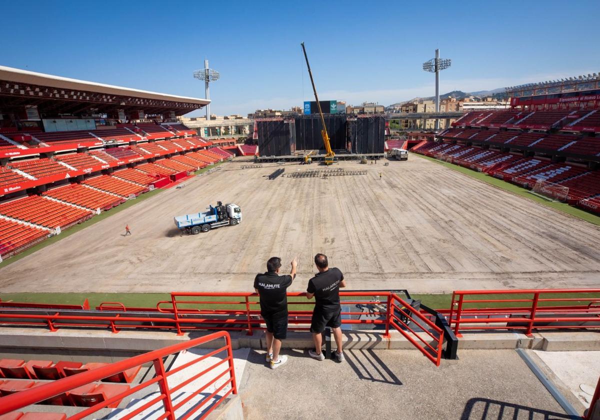 Despliegue durante el montaje del escenario para los dos conciertos de Saiko en Los Cármenes.