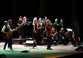 José Antonio García canta 'Reyerta' rodeado de parte de la banda, en el Generalife.