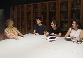 Pilar Serrano González, Daniel Afán Gámez, Petruta Marcu y Encarna Moreno conversando