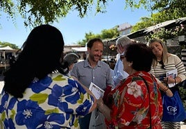 El presidente del PP jienense, en el paseo electoral en Mancha Real.