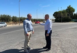 Los concejales socialistas Javier Padorno y Carlos Alberca, en el polígono de Los Olivares.