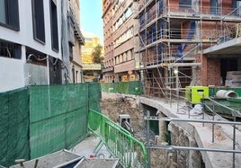 La calle San Clemente, levantada, para conectar el edificio con el parquin de la Constitución.