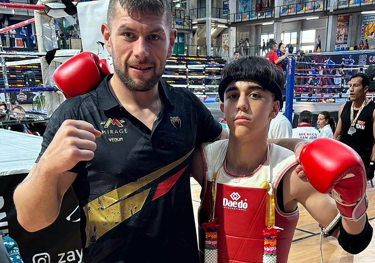 Álex Palma, a la derecha, con uno de sus entrenadores.