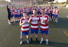 Pedro Moreno, José Miguel Zurita y Alberto Morales, capitanes del equipo del Colegio de Abogados de Granada, al frente de sus compañeros.