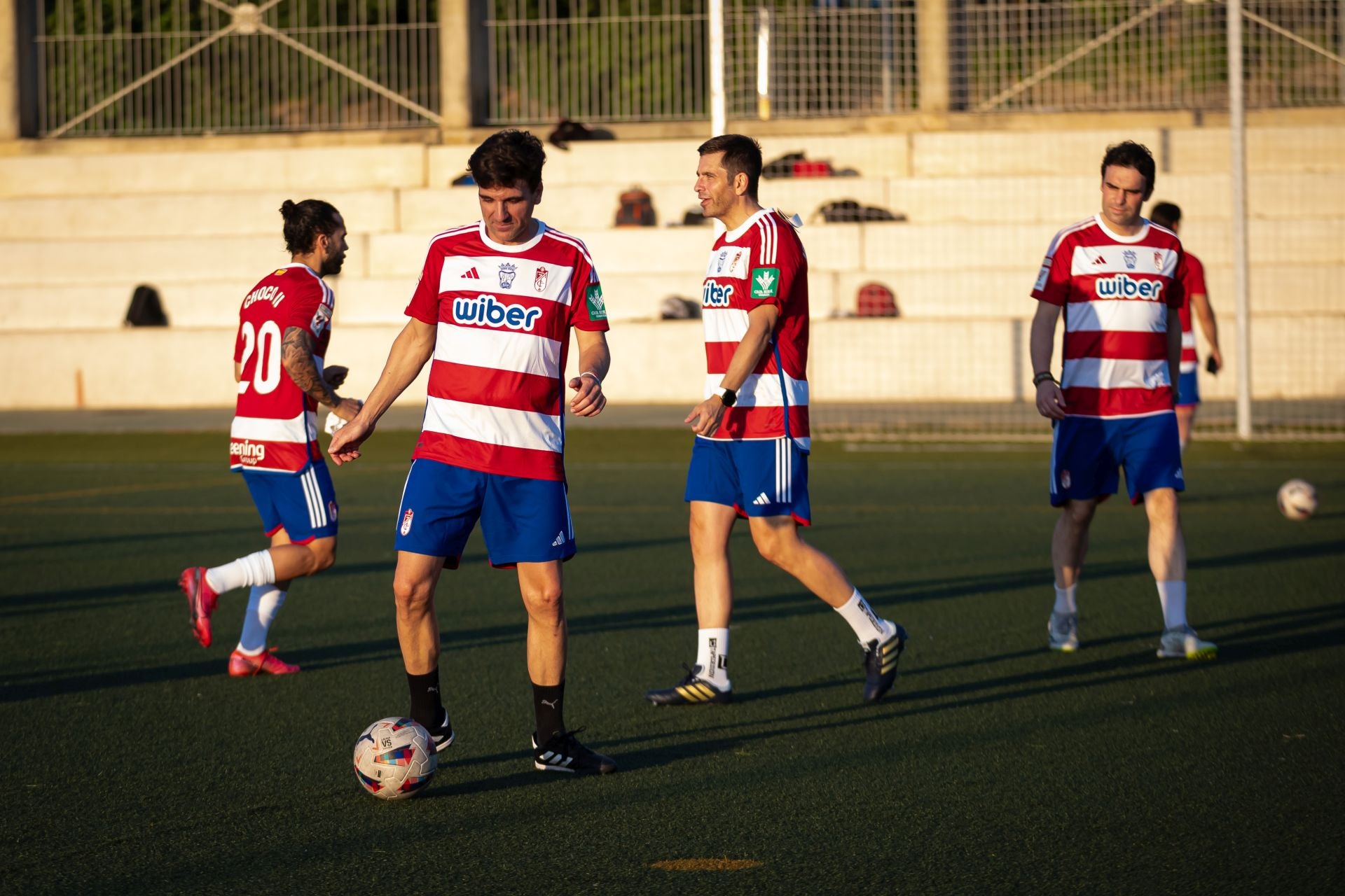 Ejercicios de calentamiento en el campo de fútbol de la Universidad de Granada en Cartuja.