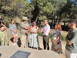 Antonio Maíllo, tercero por la derecha, con el resto de participantes en la vista al barranco de Víznar.