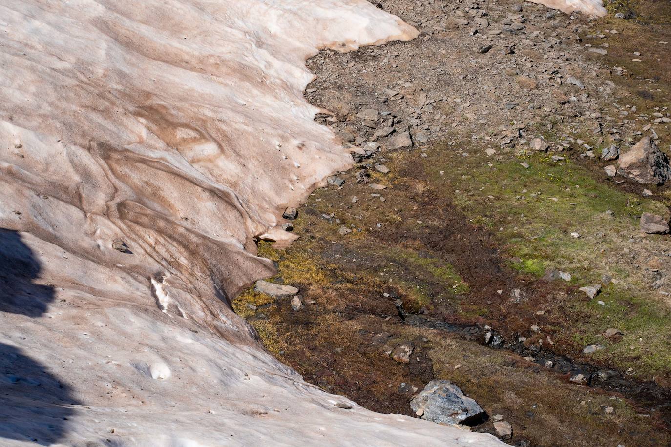 Las espectaculares imágenes del deshielo en Sierra Nevada