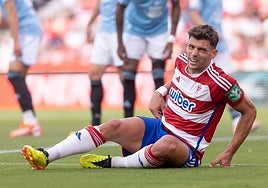 Lucas Boyé se duele en el suelo durante el partido contra el Celta en Los Cármenes.