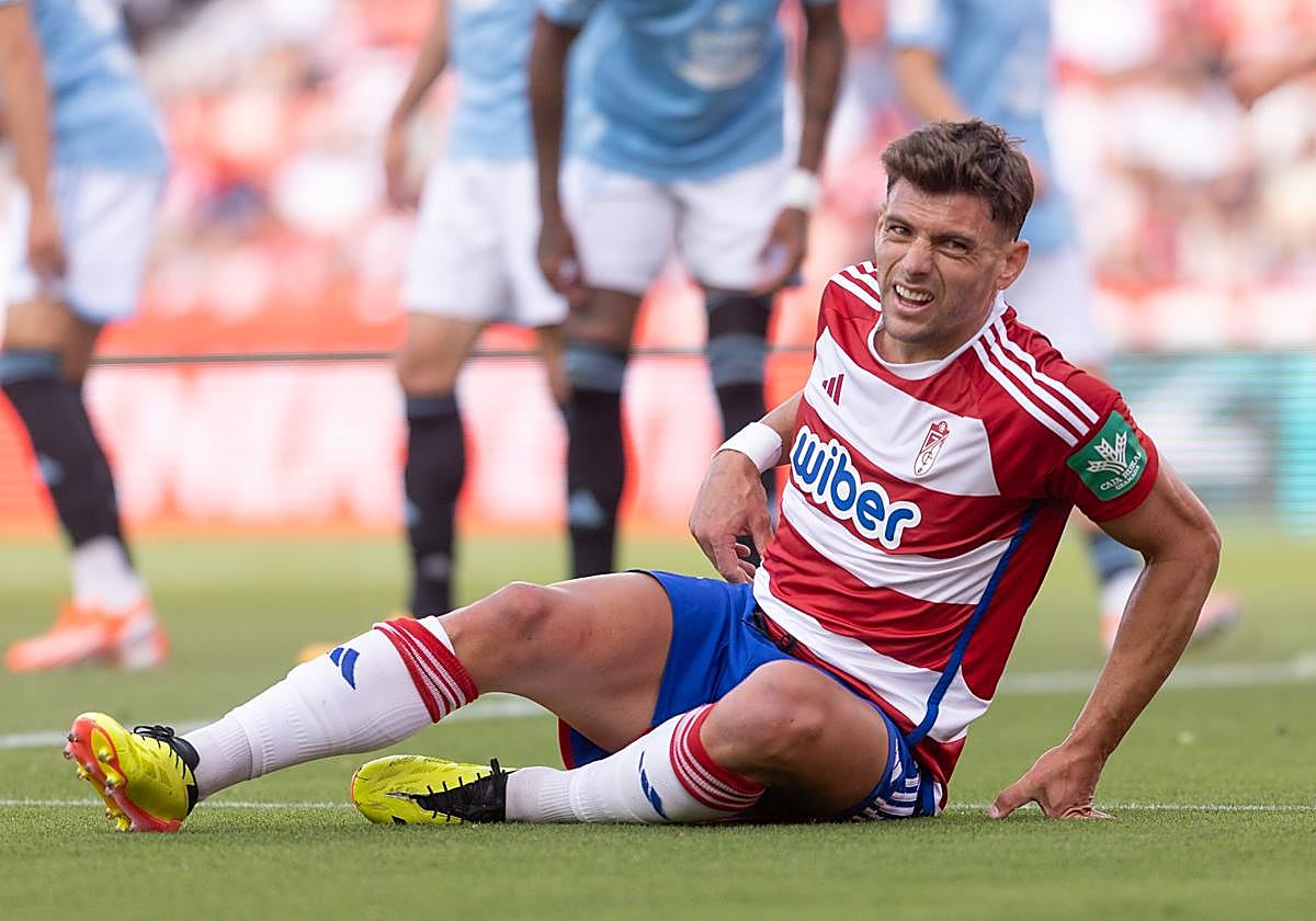 Lucas Boyé se duele en el suelo durante el partido contra el Celta en Los Cármenes.