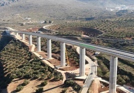 El viaducto de Ríofrio que da entrada a la variante de Loja.