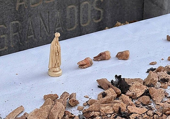 Piezas dentales halladas entre los restos de los 'Coloraos' tras su exhumación.