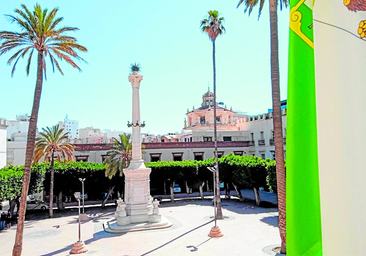 Vista del monumento de 'El Pingurucho' dedicado a los Mártires de la Libertad (Los Coloraos), desde el balcón del Ayuntamiento.