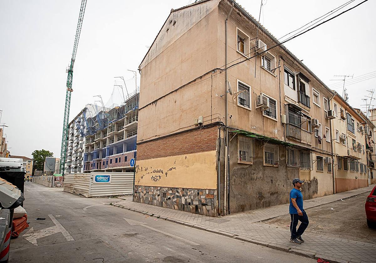 Obras del nuevo bloque de Santa Adela junto a otro deteriorado.