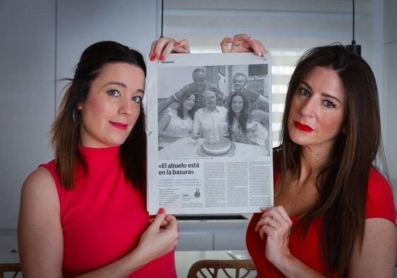 Sonia y Maribel sostienen recortes del periódico sobre la desaparición de su abuelo Pablo, al que se le perdió la pista en 2015.