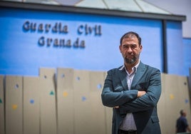 Ernesto Vilariño, secretario general de Jucil, posa delante de la Comandancia de la Guardia Civil de Granada.